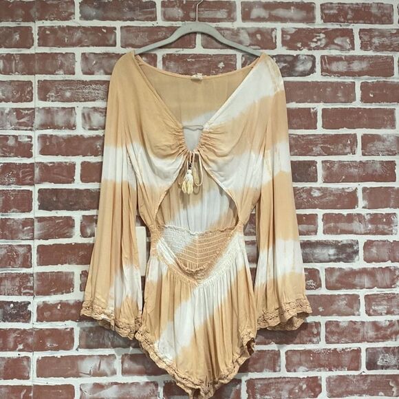Women’s Surf Gypsy Tie Dye Front Cut Out Bell Sleeve Boho Romper EUC Size Small - Picture 2 of 9